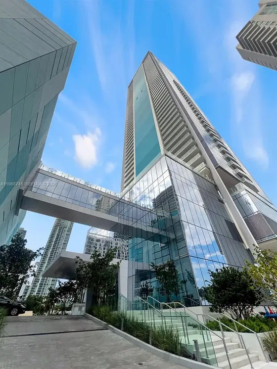 Dům a okolí; výhled