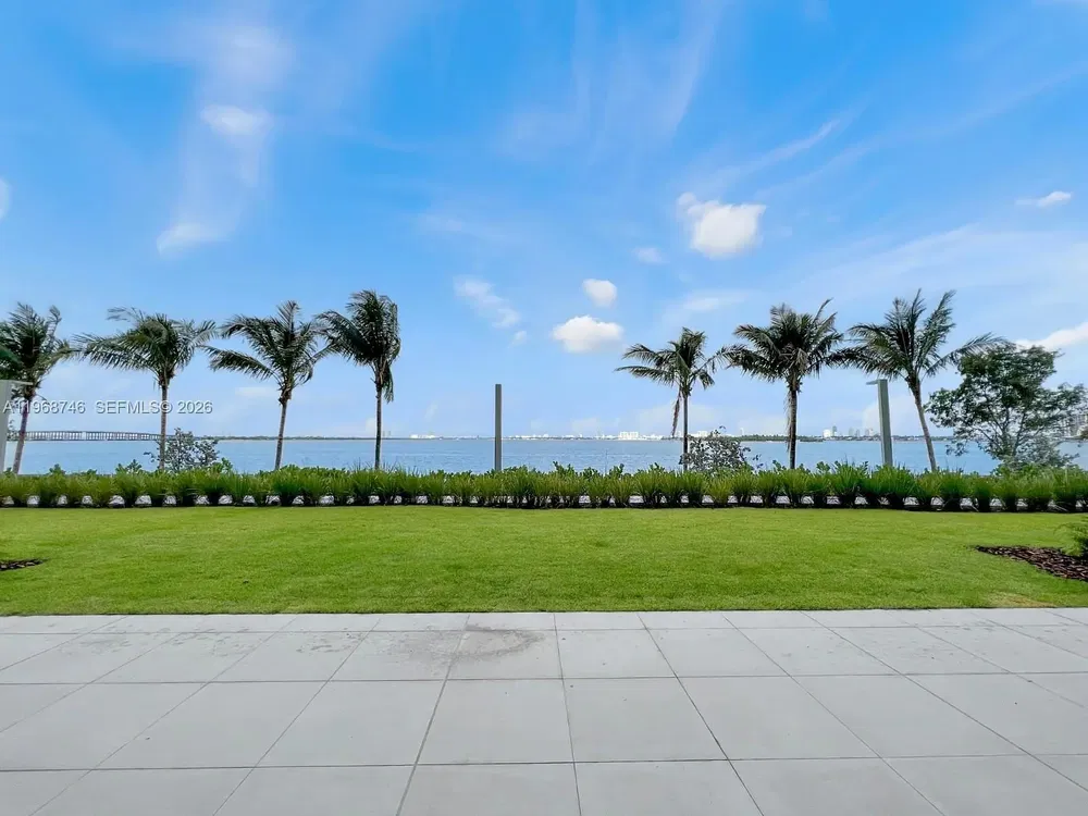 Terasa; výhled, dlažba, přirozené světlo