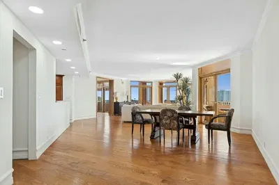 Obývací pokoj; dřevěná podlaha, přirozené světlo, výhled