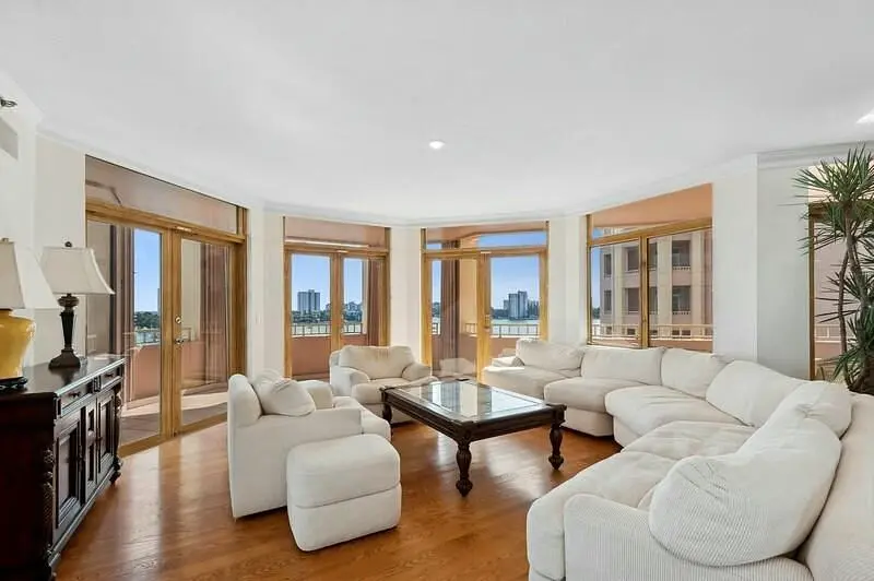 Obývací pokoj; výhled, dřevěná podlaha, přirozené světlo, moderní styl