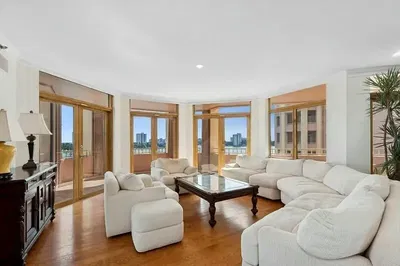 Obývací pokoj; výhled, dřevěná podlaha, přirozené světlo, moderní styl