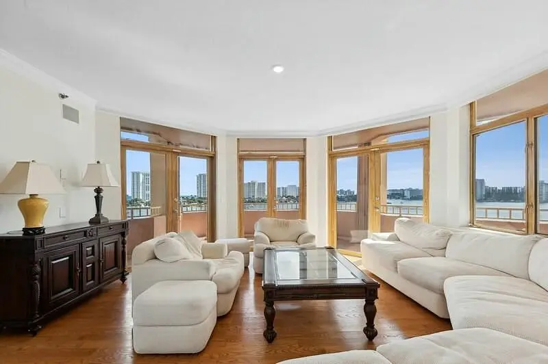 Obývací pokoj; výhled, dřevěná podlaha, přirozené světlo, moderní styl