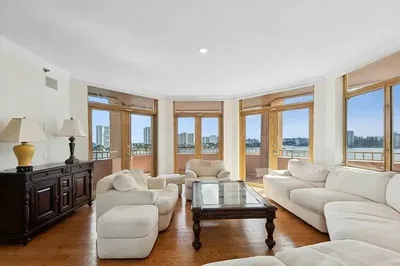 Obývací pokoj; výhled, dřevěná podlaha, přirozené světlo, moderní styl