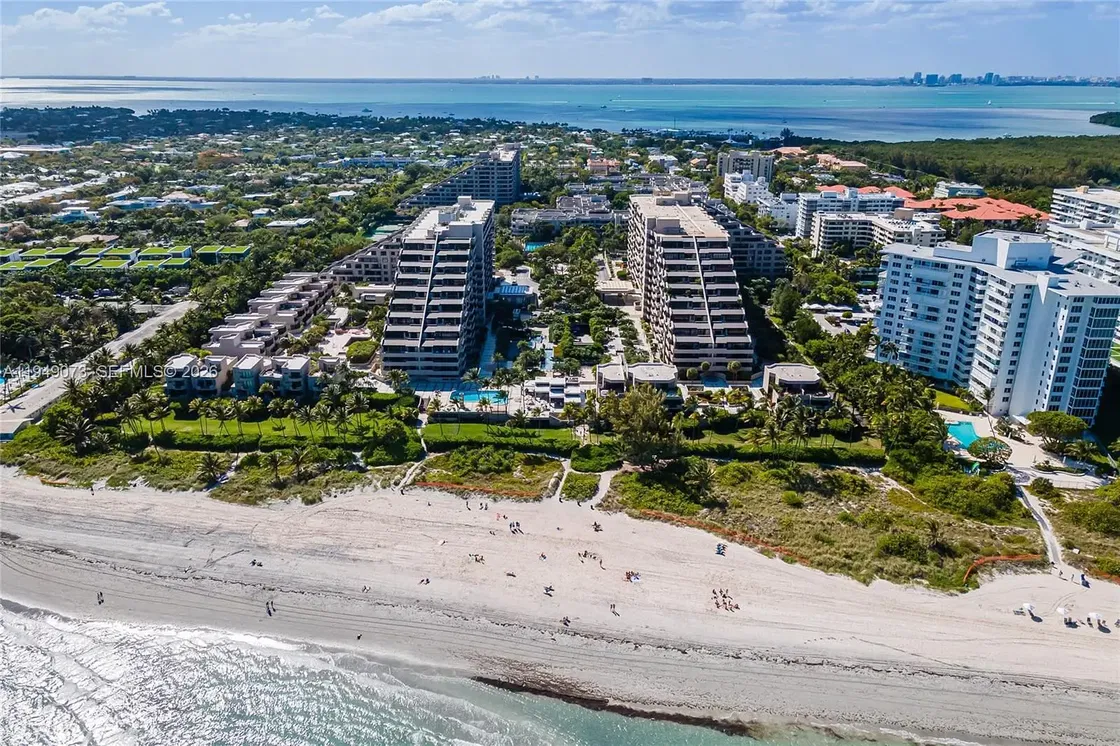 Dům a okolí; výhled