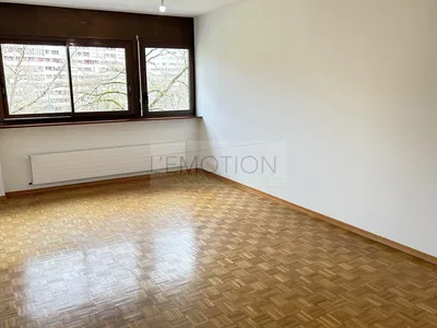 Wohnzimmer; blick, holzboden, tageslicht