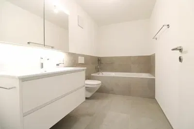 Badezimmer; fliesenboden, renoviert, tageslicht, moderner stil