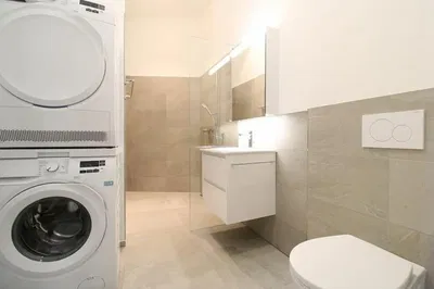 Toilette; fliesenboden, renoviert, tageslicht