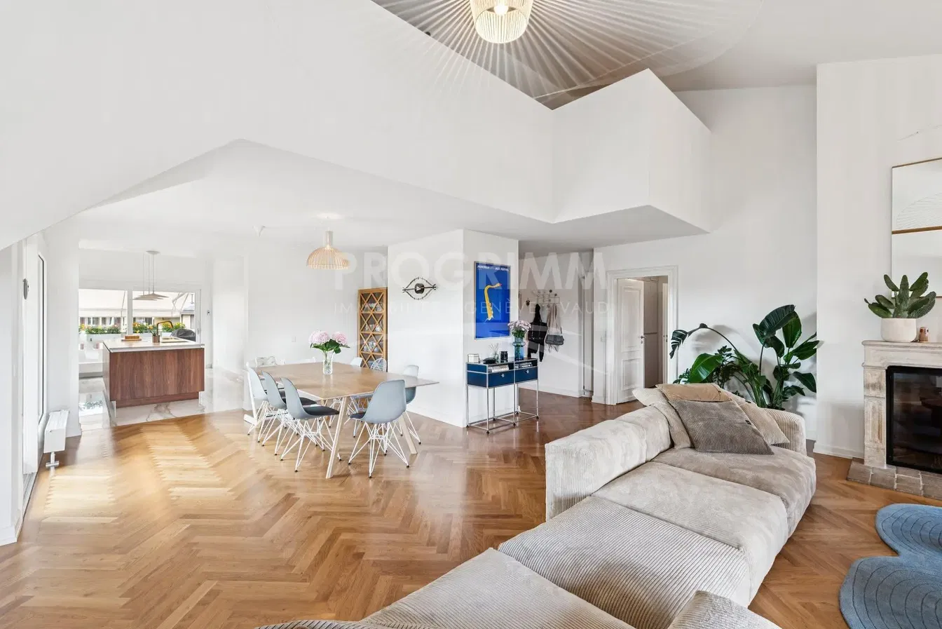 Wohnzimmer; holzboden, kamin, tageslicht, moderner stil