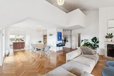 Wohnzimmer; holzboden, kamin, tageslicht, moderner stil