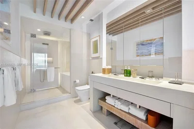 Salle de bain; lumière naturelle, rénové, poutres en bois, carrelage