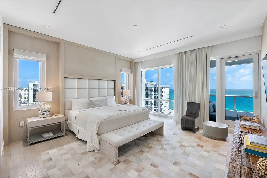 Chambre; vue, lumière naturelle, style moderne, carrelage