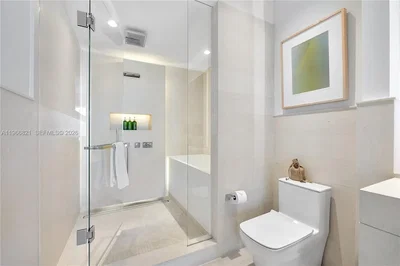 Salle de bain; lumière naturelle, rénové, carrelage