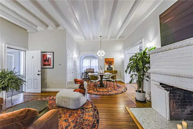 Obývací pokoj; krb, dřevěná podlaha, přirozené světlo, rustikální styl