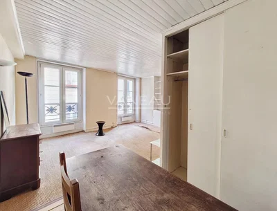 Wohnzimmer; tageslicht, renovierungsbedürftig