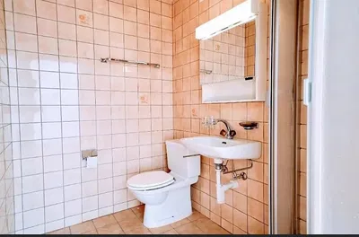 Toilette; fliesenboden, renovierungsbedürftig