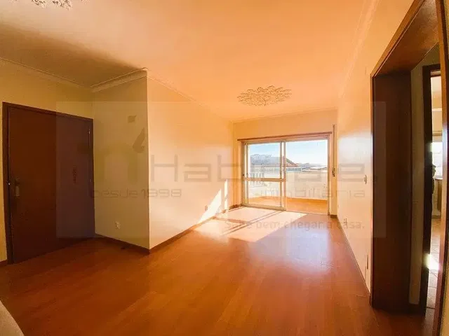 Ložnice; přirozené světlo, dřevěná podlaha