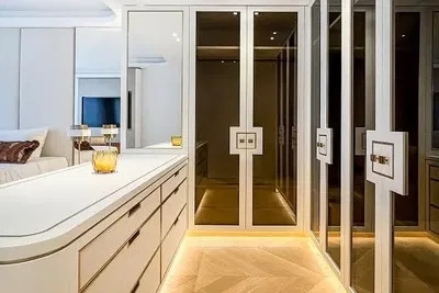 Спаваћа соба; модерни стил, дрвени под, природно светло