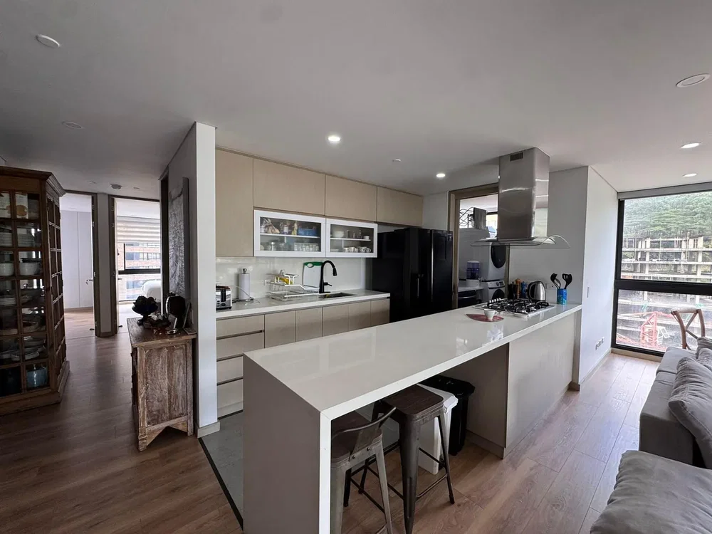 Cuisine; vue, lumière naturelle, style moderne