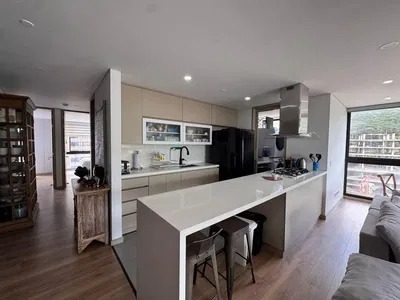 Cuisine; vue, lumière naturelle, style moderne