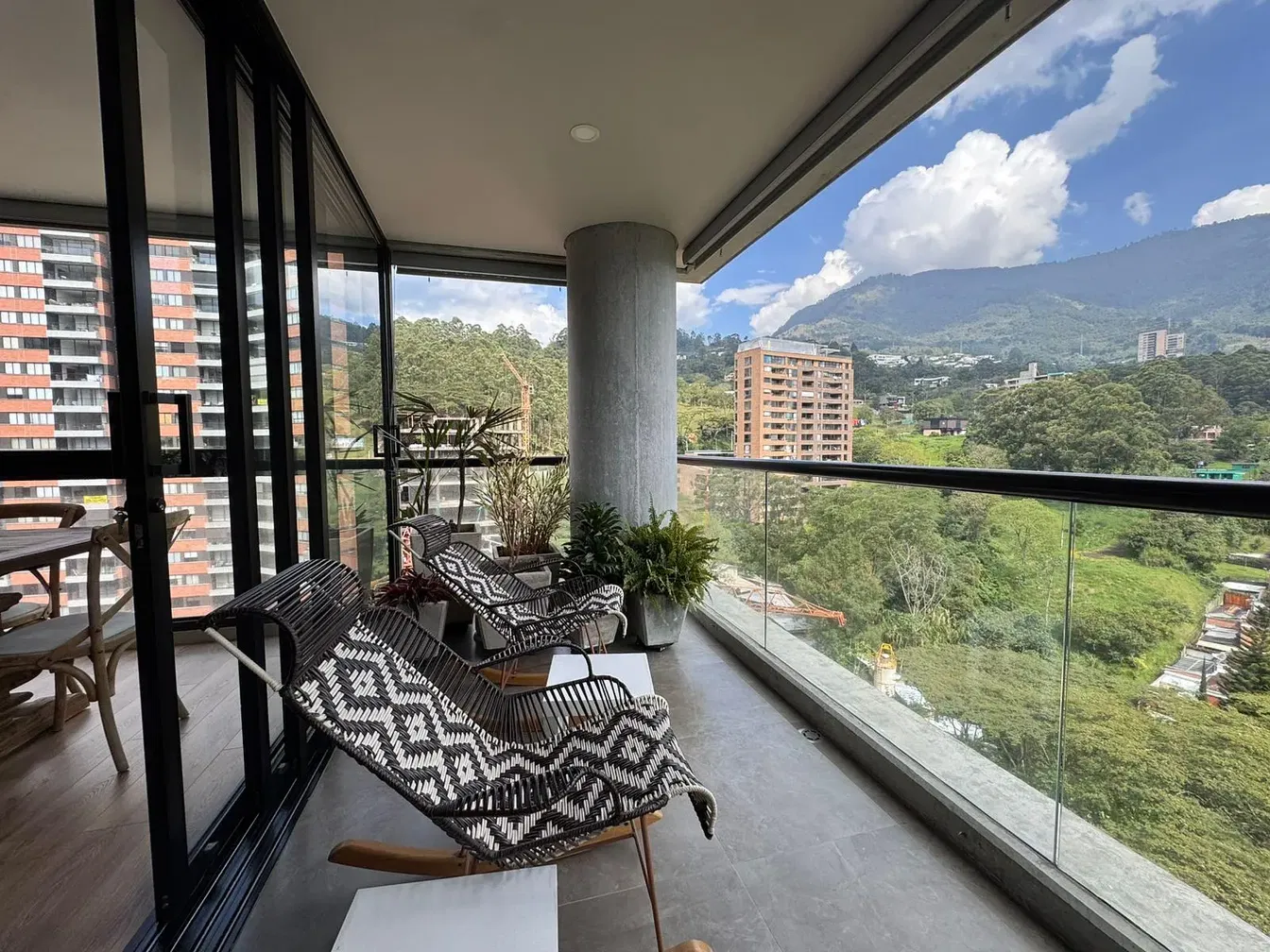 Balcon; vue, parquet, lumière naturelle