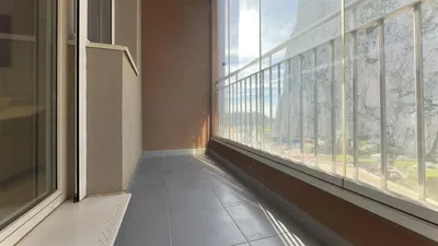 Balkon; uitzicht, tegelvloer, natuurlijk licht