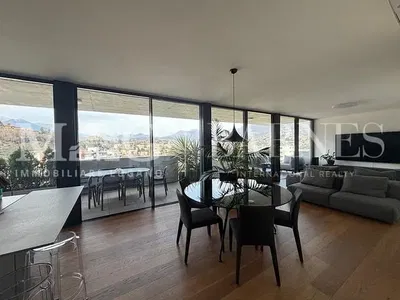 Oturma odası; manzara, ahşap zemin, doğal ışık, modern stil