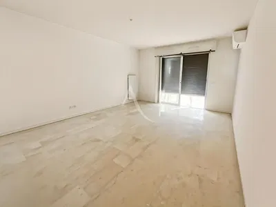 Woonkamer; tegelvloer, natuurlijk licht