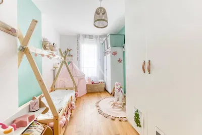 Habitación infantil; luz natural, estilo moderno, suelo de madera