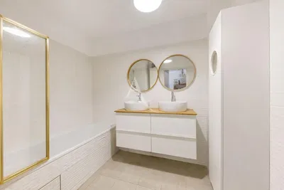Baño; suelo de baldosas, renovado, luz natural