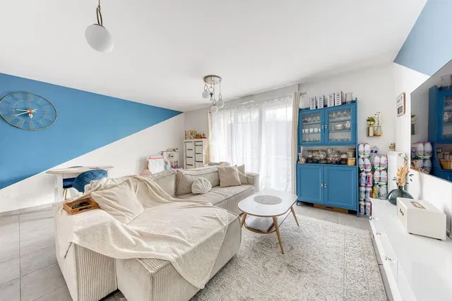 Soggiorno; luce naturale, pavimento in piastrelle, stile moderno