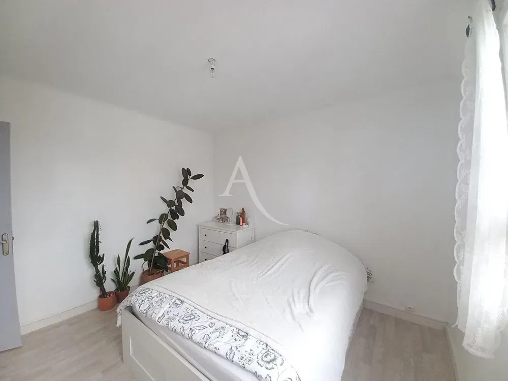 Quarto; luz natural, chão de madeira