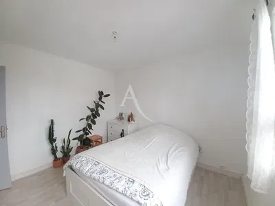 Quarto; luz natural, chão de madeira