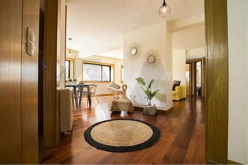 Obývací pokoj; dřevěná podlaha, přirozené světlo, moderní styl