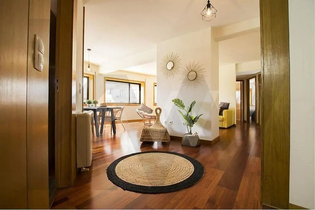 Obývací pokoj; dřevěná podlaha, přirozené světlo, moderní styl