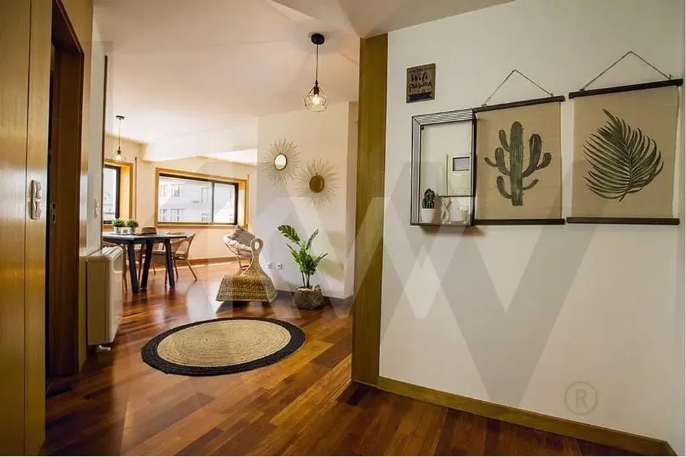 Obývací pokoj; dřevěná podlaha, přirozené světlo, moderní styl