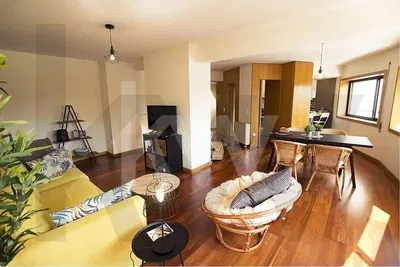 Obývací pokoj; dřevěná podlaha, přirozené světlo