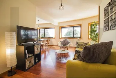 Obývací pokoj; přirozené světlo, dřevěná podlaha, moderní styl