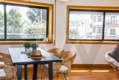 Obývací pokoj; výhled, dřevěná podlaha, přirozené světlo