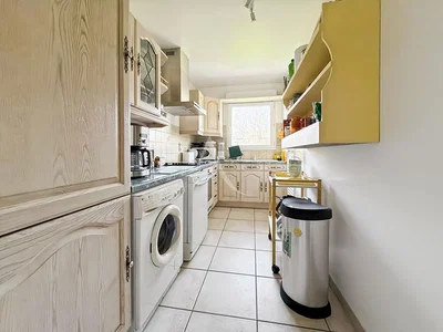 Kuhinja; kuhinjski aparati, pločice, prirodno svjetlo