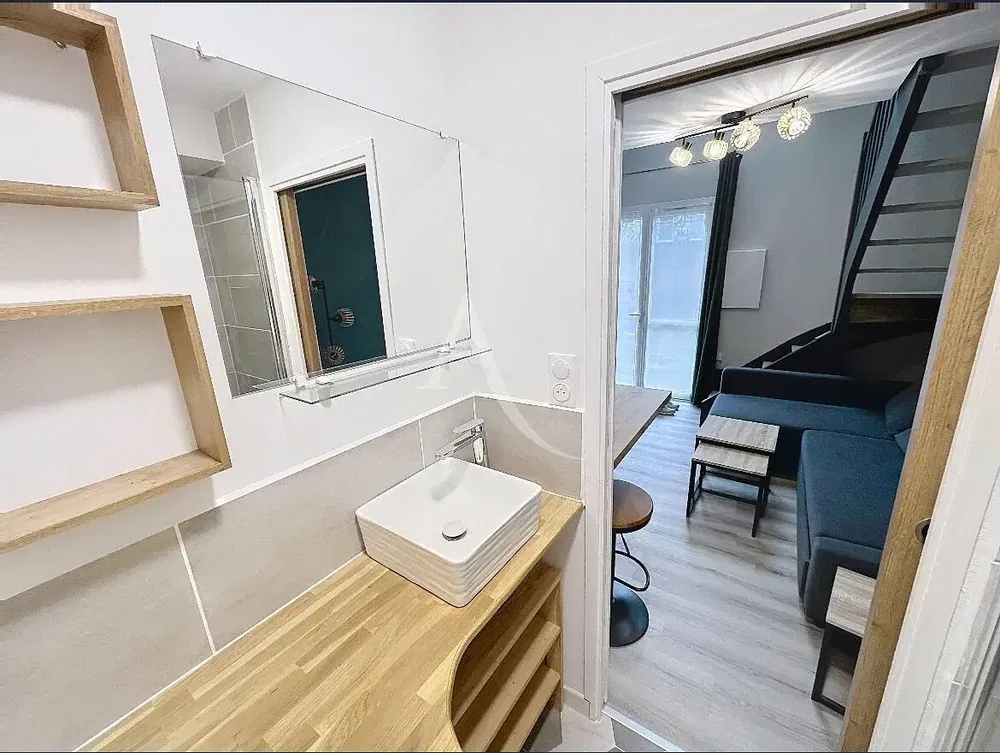 Koupelna; dlažba, dřevěná podlaha, přirozené světlo, moderní styl