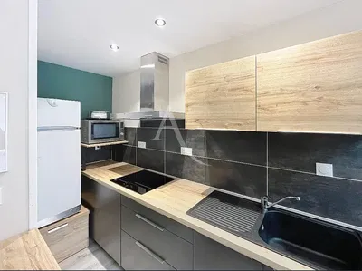 Kuchyně; kuchyňské spotřebiče, dlažba, po rekonstrukci, přirozené světlo, moderní styl