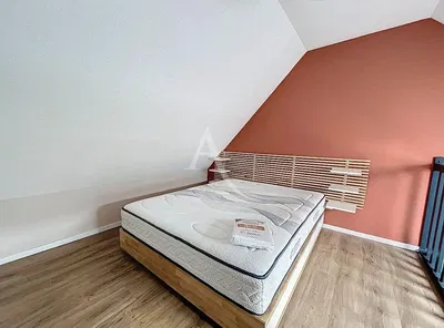 Ložnice; dřevěná podlaha, přirozené světlo, moderní styl