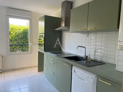 Cuisine; électroménager, vue, carrelage, lumière naturelle