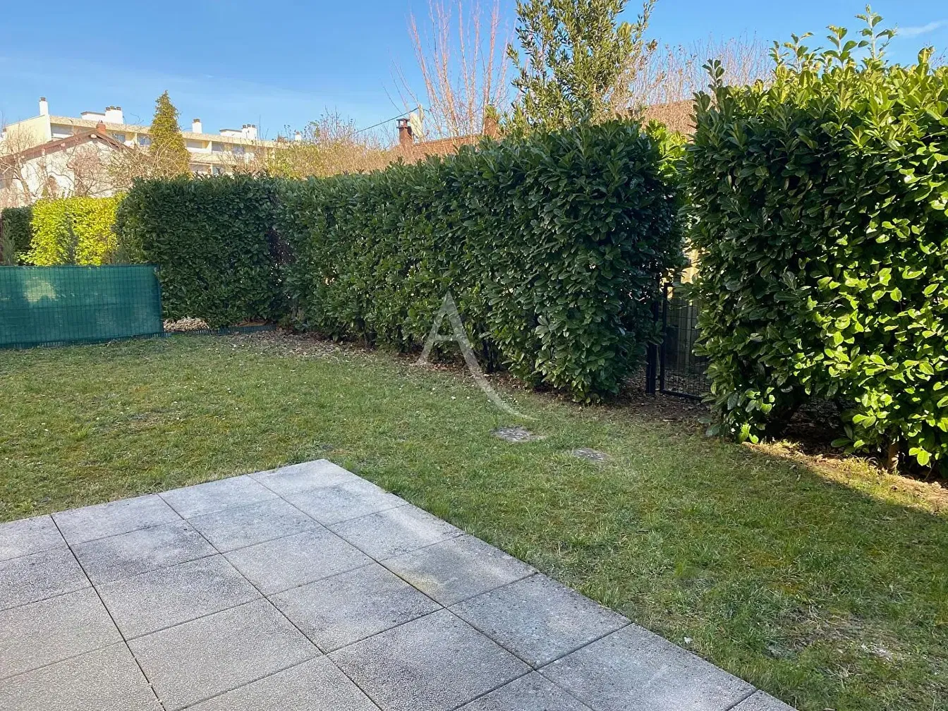 Maison et environs; lumière naturelle, vue