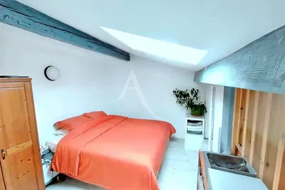 Ložnice; dřevěné trámy, přirozené světlo