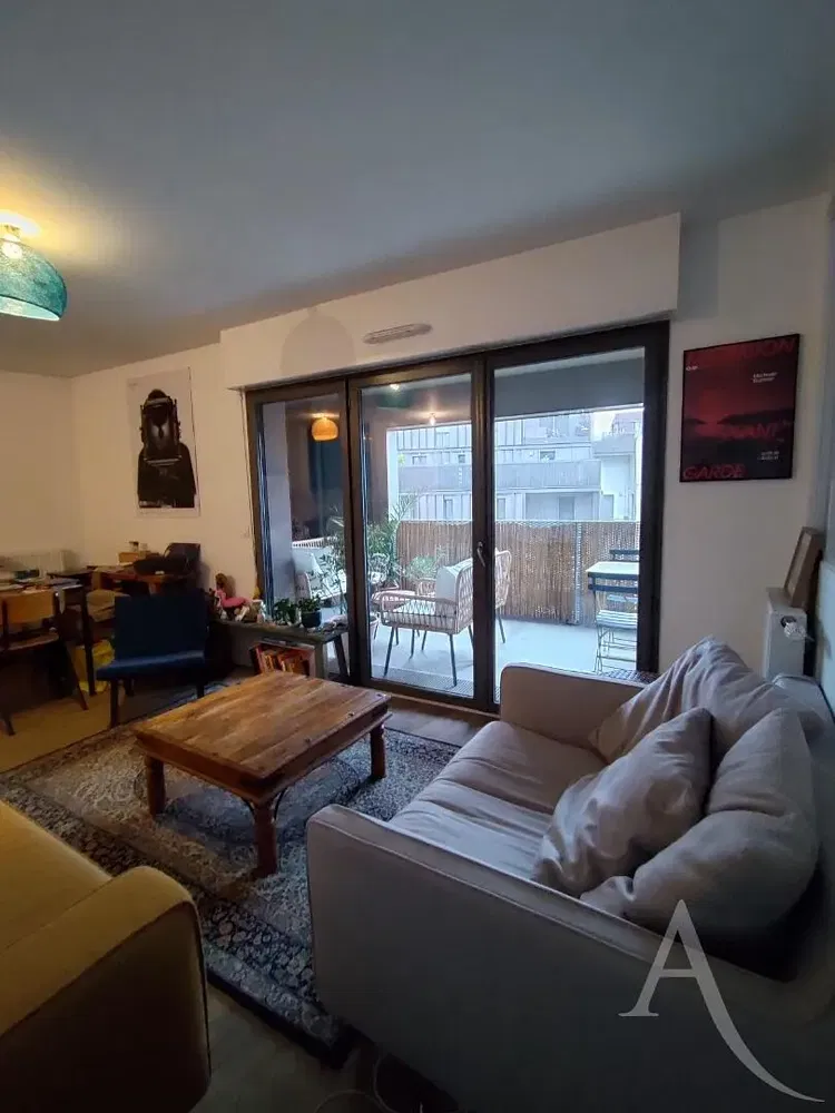 Obývací pokoj; výhled, přirozené světlo, moderní styl