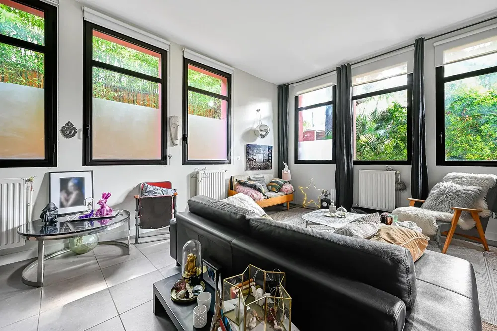 Ložnice; přirozené světlo, dlažba