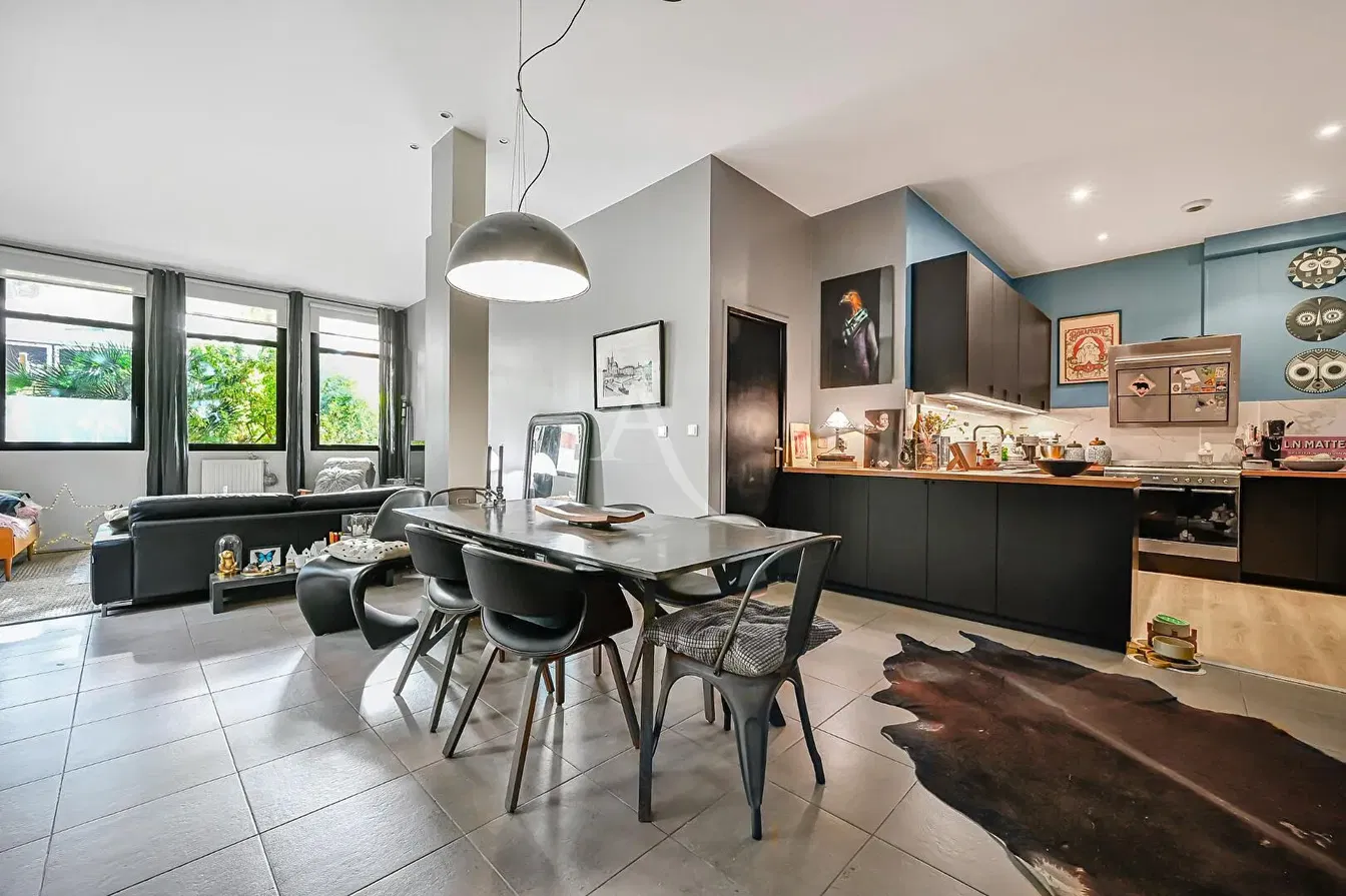 Kuchyně; dlažba, kuchyňské spotřebiče, přirozené světlo, moderní styl