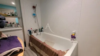 Badezimmer; fliesenboden, tageslicht, renoviert