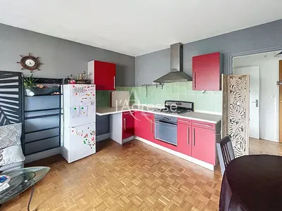 Keuken; keukenapparatuur, tegelvloer